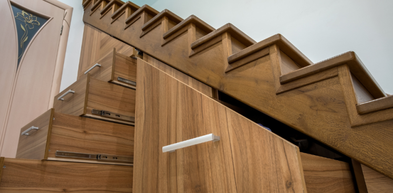 Placard et tiroirs sous escalier