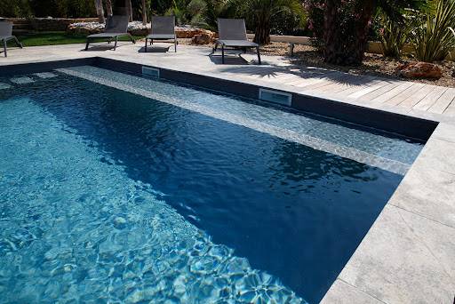 Couverture de piscine immergée et motorisée