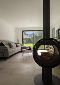 Le poêle à bois, élément esthétique de ce salon