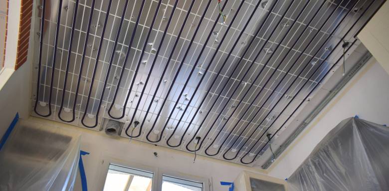 Plafond chauffant hydraulique réversible