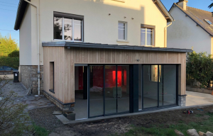 extension en bois aux parois vitrées