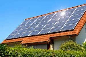 panneaux solaires photovoltaïques sur toute la toiture tuiles