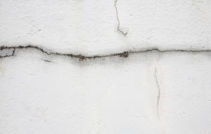 Astuces pour réparer une fissure dans un mur