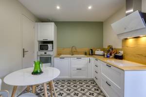 Le mur couleur olive apporte de la sérénité à cette cuisine