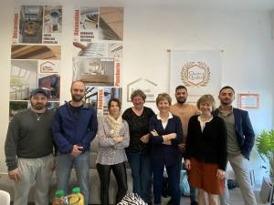 Photo de groupe avec artisan  investisseurs et agents immobiliers