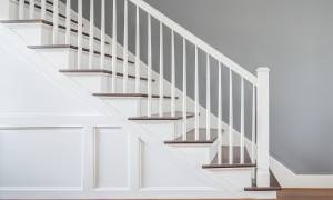 Une rampe d'escalier en bois.