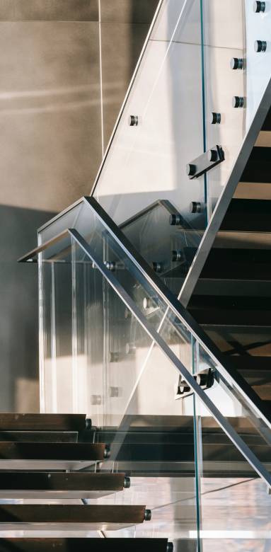 escalier avec garde-corps en verre 