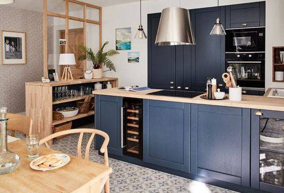  Tendances déco 2022 - mobilier de cuisine et verrière intérieure en bois - Bouc-Bel-Air-13