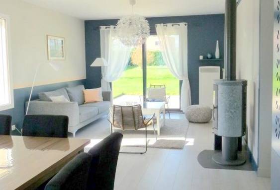 Pan de mur de couleur dans un salon en long - Arras 62