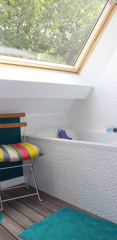 Fenêtre de toit moderne dans une salle de bain aménagée dans les combles - Cholet 49