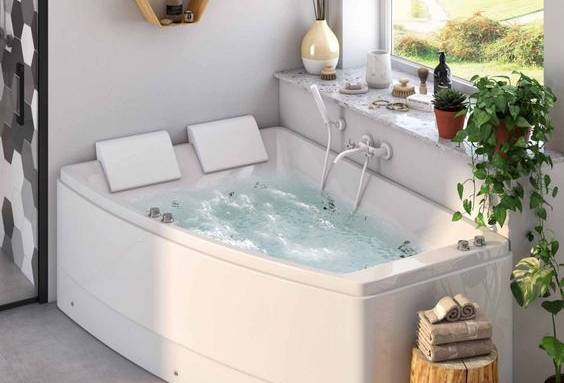  Salle de bain avec jacuzzi deux personnes - Hyères 83