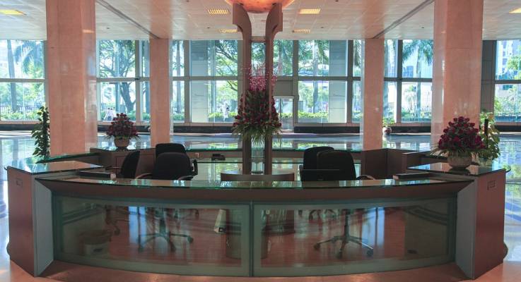 Borne d'accueil d'un hall d'entreprise