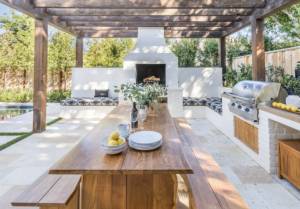 Un espace repas sous une tonnelle pour une terrasse conviviale