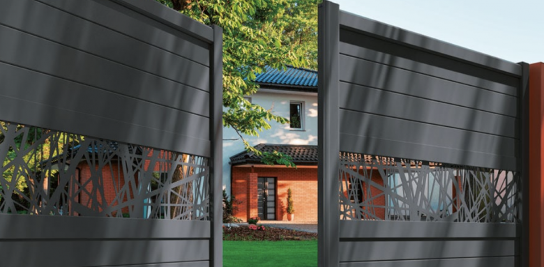 Portail battant en aluminium et motifs