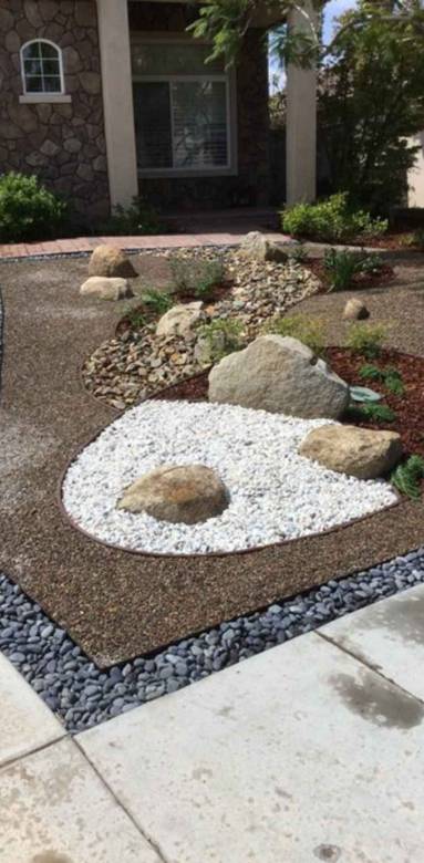 Gravier noir, brun et blanc et quelques rochers d'agrément