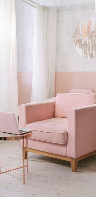 Un fauteuil rose pastel pour apporter douceur tout en restant clair - Montfort L'Amaury