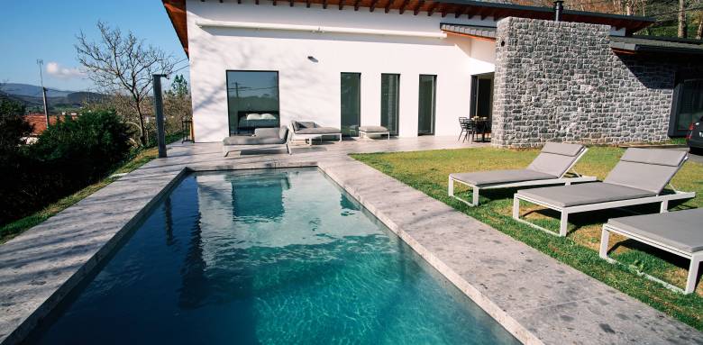 Comment bien aménager les abords autour d'une piscine ?