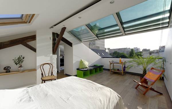 Verrière de toit en ville pour une chambre