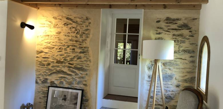 ce joli mur en pierre naturelle donne un cachet fou à la maison