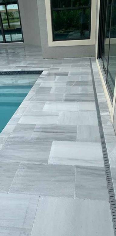 Plage de piscine aux teintes gris clair et gris foncé