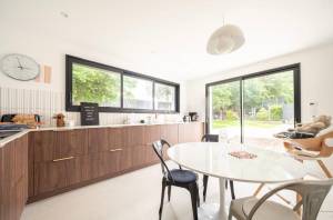 Rénover une maison des années 80–90 : quels travaux font vraiment la différence aujourd’hui ?