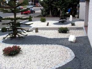 gravier blanc et noir, séparé par des pavés en quartzite