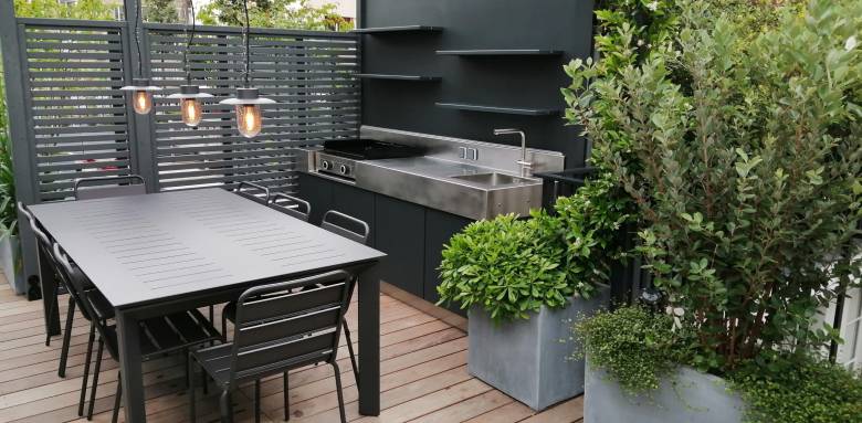 Cuisine extérieure en milieu urbain avec verrière