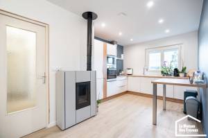 Vue Après : une cuisine spacieuse ouverte sur le séjour ( Dardilly, 69570)