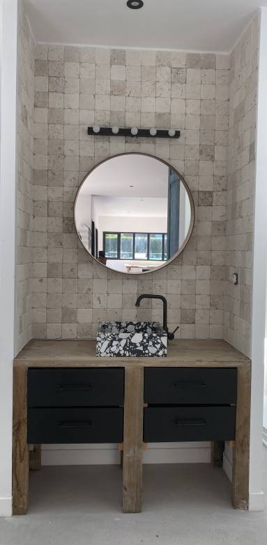 Création d'une salle de bain, meuble sous vasque recyclé