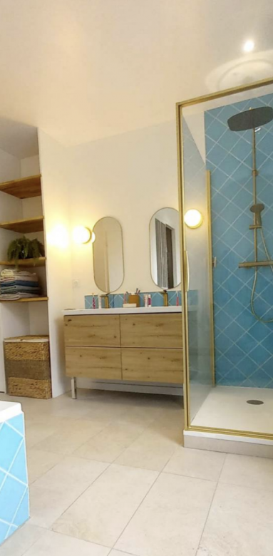 salle de bain avec tous les codes Art Déco