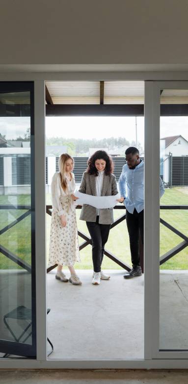 courtier en travaux avec ses clients