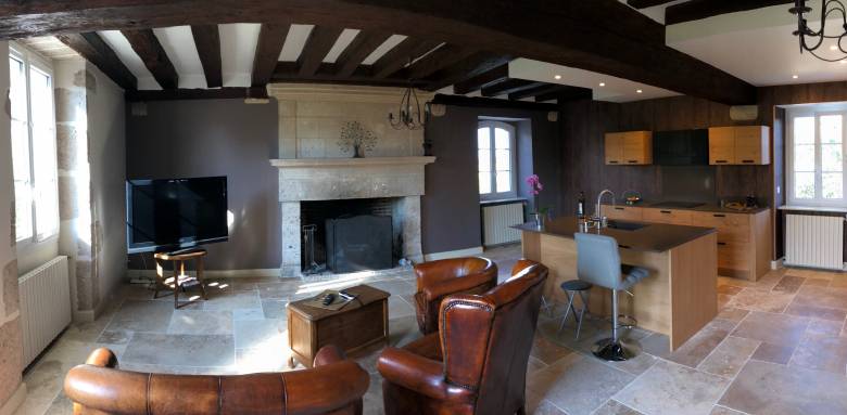 Poutres apparentes nettoyées et rénovées dans une pièce de vie rustique - Cholet 49