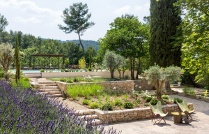 Aménager un jardin en pente
