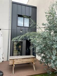 Surélévation ossature bois avec bardage zinc quartz à joints debouts à Nantes  - 44