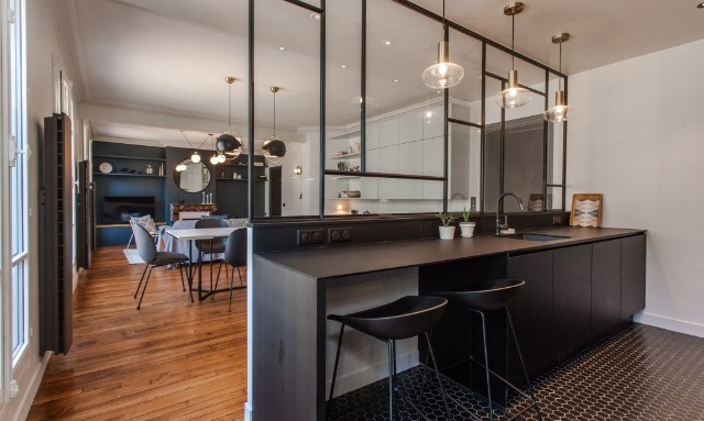 cuisine semi-ouverte bois et tonalité noire