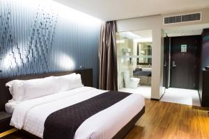 Suite parentale lite king size et salle de bain blanche