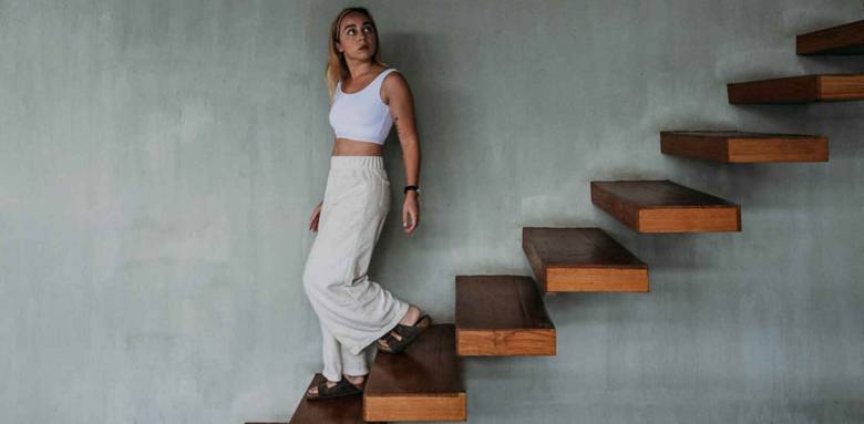 Escalier suspendu marche en bois