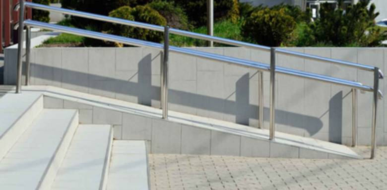 Chemin extérieur pour personne à mobilité réduite en béton désactivé (Lyon Ouest)