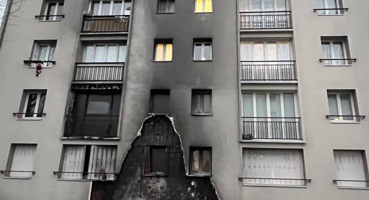 Façade immeuble incendiée