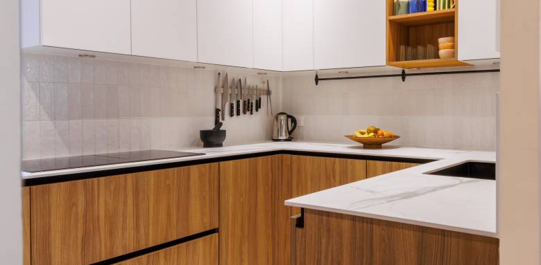  Une cuisine moderne et sobre pour un appartement rénové à Versailles