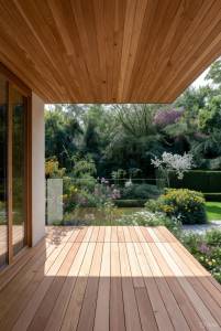 Votre terrasse en bois s'intègre parfaitement à votre jardin