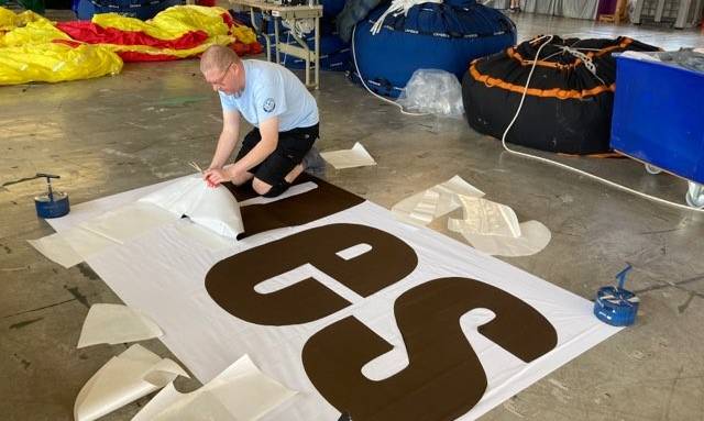 Flocage de la montgolfière aux couleurs de La Maison Des Travaux
