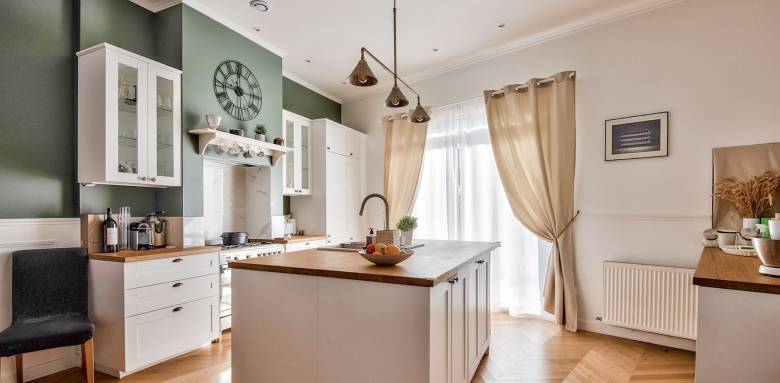 Une cuisine rétro chic ouverte sur le salon pour cette maison bourgeoise du chesnay