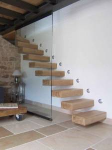 escalier suspendu bois clair accolé mur