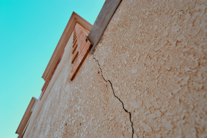 Fissure en façade : les signes à ne pas négliger