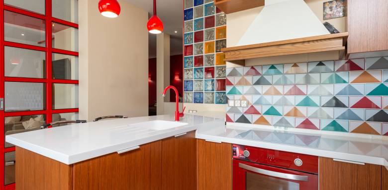 une crédence multicolore et des accessoires colorés