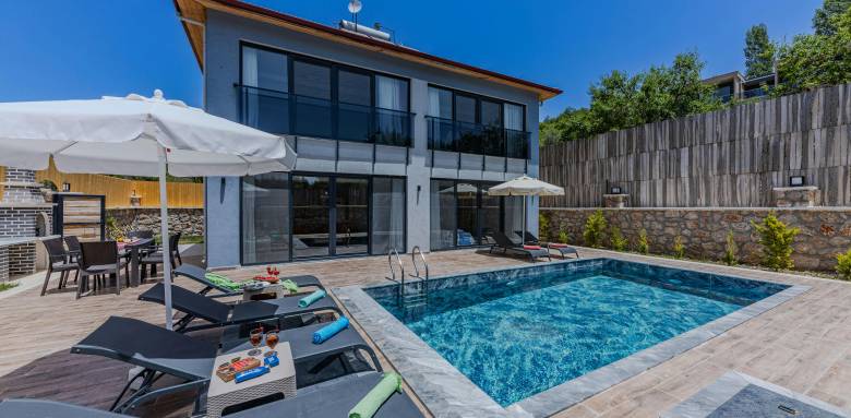 Faites construire votre piscine pour l’été avec La Maison Des Travaux Paris 17 et 18