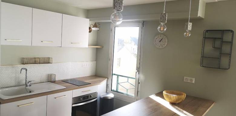 Cuisine séparée du salon par grande table ilot - Nantes 44