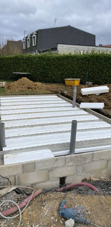 Terrassement et exécution d'une dalle isolée pour cette extension 