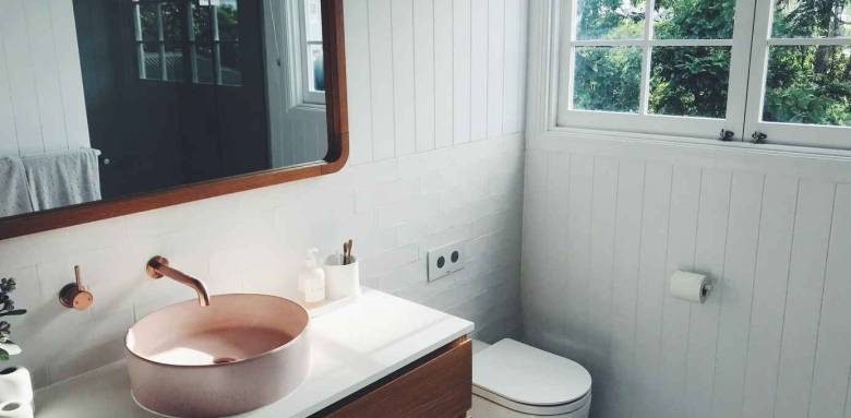 Une salle de bain aux normes avec meuble vasque design 